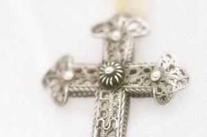 「UVカット機能付き！持ち運びに便利な折りたたみ日傘の選び方とおすすめデザイン」